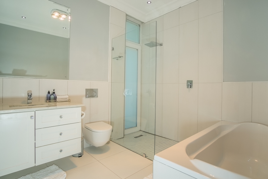 7 Bedroom Property for Sale in Cairnside Western Cape